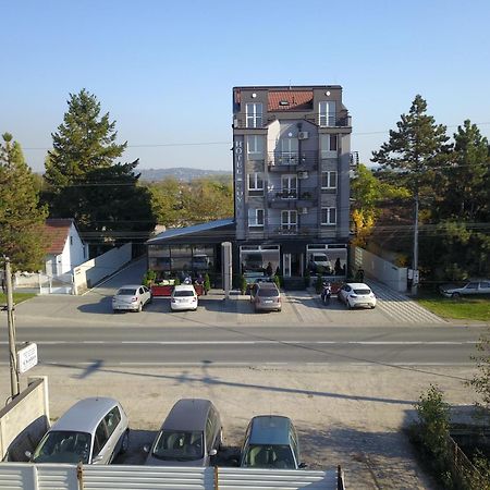 Obrenovac  Hostel Royal المظهر الخارجي الصورة