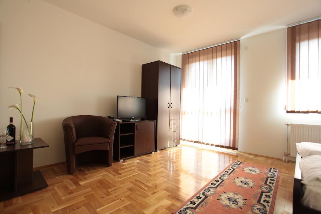 Obrenovac  Hostel Royal الغرفة الصورة
