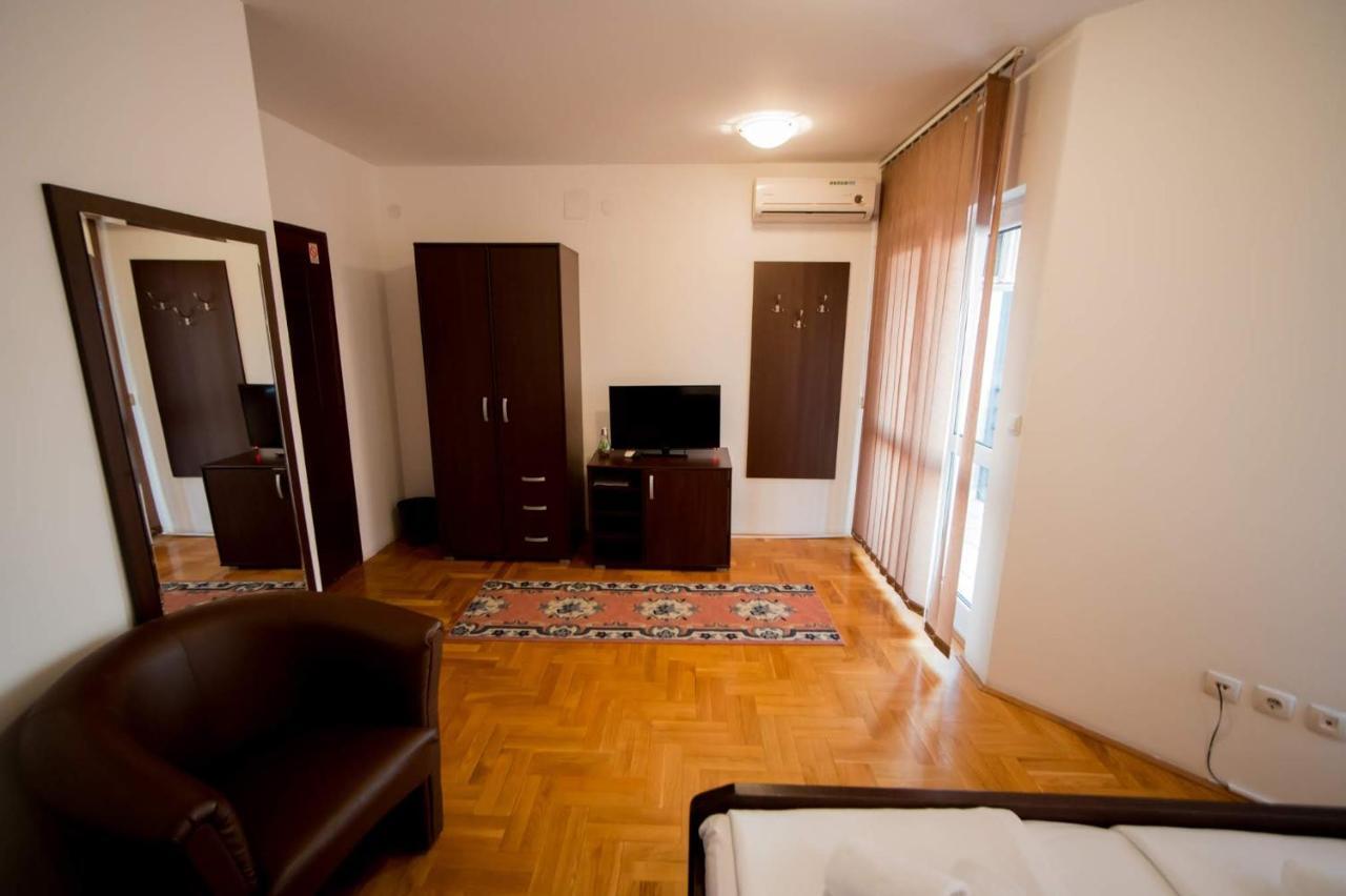 Obrenovac  Hostel Royal المظهر الخارجي الصورة