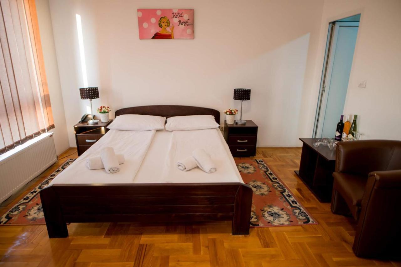 Obrenovac  Hostel Royal المظهر الخارجي الصورة