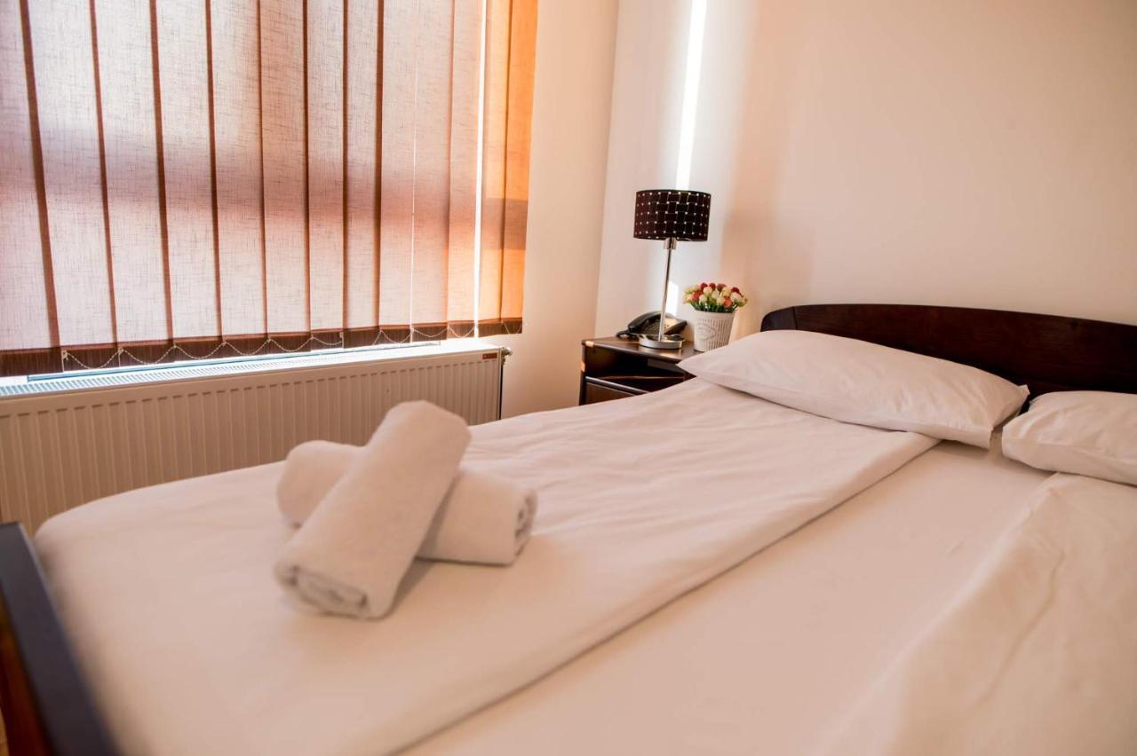 Obrenovac  Hostel Royal المظهر الخارجي الصورة