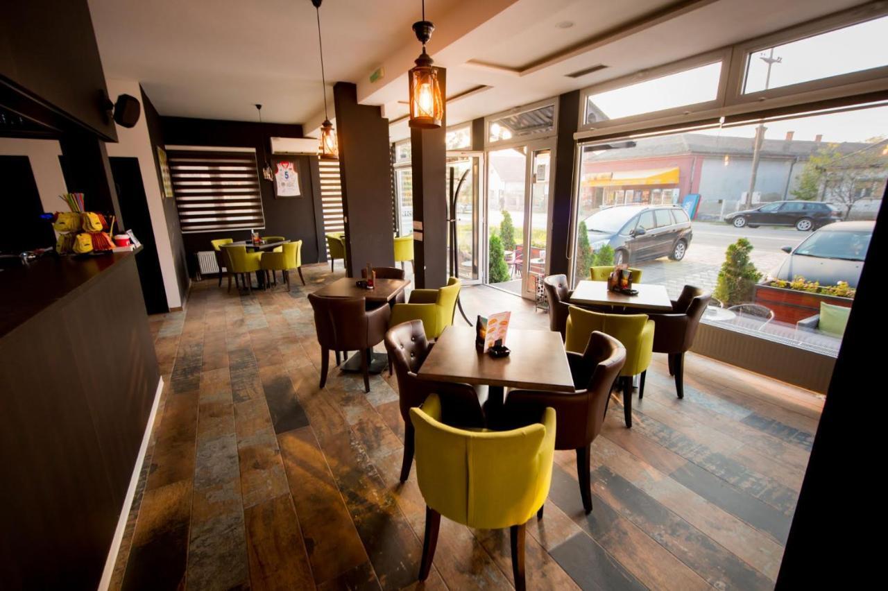 Obrenovac  Hostel Royal المظهر الخارجي الصورة