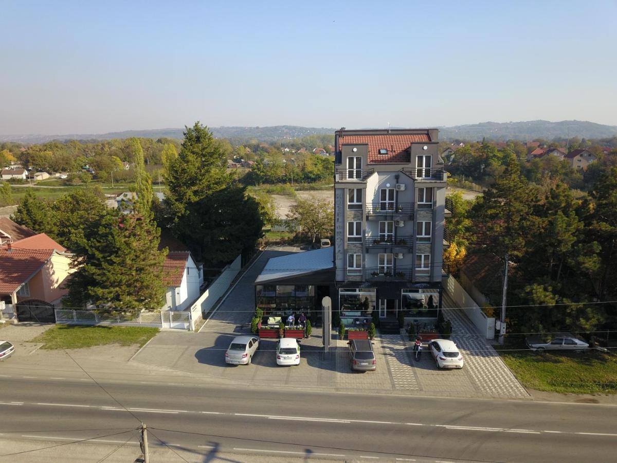 Obrenovac  Hostel Royal المظهر الخارجي الصورة